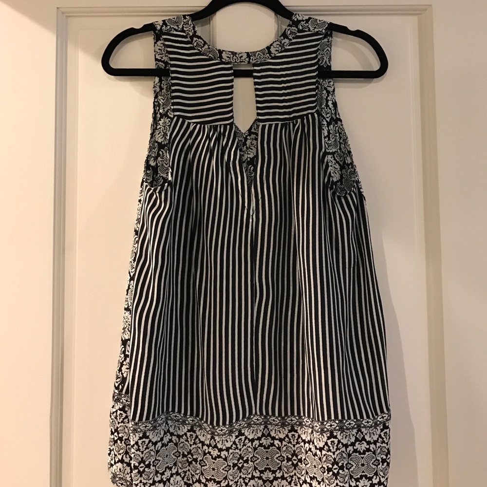 Tolani Black and White Printed Tank Top - Picture 5 of 6